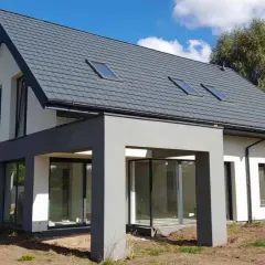 Nowoczesny dom 120 m² z szarym dachem i dużymi oknami. Zastanawiasz się, jaki koszt budowy domu 120 m²?