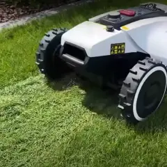 Robot koszący wykonuje mulczowanie trawy, pozostawiając drobno skoszoną trawę jako naturalny nawóz.