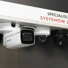 Różne kamery CCTV, od prostych po kopułkowe, prezentowane na półce. Specjaliści od systemów zabezpieczeń wiedzą, cctv co to za technologia.
