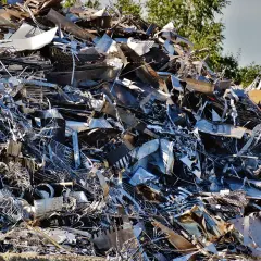 Góra złomu, błyszczące kawałki metalu czekają na przetopienie. Kiedy wzrosną ceny złomu, może to być cenny skarb.