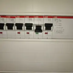 Zabezpieczenie przedlicznikowe ABB z wyłącznikami nadprądowymi i wyłącznikiem różnicowoprądowym.
