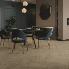 Elegancka jadalnia z granatowymi ścianami i beżową kuchnią. Drewniana podłoga w jodełkę dodaje ciepła.
