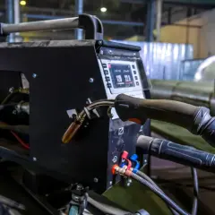 Spawarka MIG/MAG z uchwytem i wyświetlaczem, gotowa do spawania migomatem bez gazu.