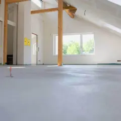 Nowe, świeżo wylane posadzki w stanie surowym. Sprawdź wylanie posadzki cena za m2.