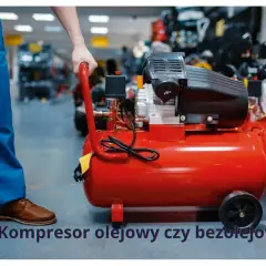 Czerwony kompresor olejowy czy bezolejowy? Mężczyzna w niebieskich spodniach przygotowuje się do pracy z urządzeniem.