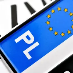 Polskie tablice rejestracyjne z symbolem UE. Zastanawiasz się, ile kosztuje przerejestrowanie samochodu?