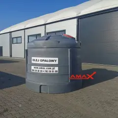 Duży zbiornik na olej opałowy przed halą magazynową. Sprawdź aktualną olej opałowy cena na amax.com.pl.