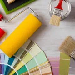 Paleta kolorów, wałki i pędzle do malowania. Zastanawiasz się, czym pomalować plastik? Oto inspiracje!