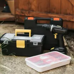 Narzędzia do majsterkowania: wiertarko-wkrętarka, skrzynka na narzędzia i pojemnik ze śrubami.