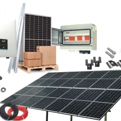 Elementy instalacji fotowoltaicznej 6 kW: panele, inwerter, skrzynka z zabezpieczeniami, kable, uchwyty i śruby.