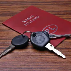 Klucze samochodowe i dowód rejestracyjny. Zastanawiasz się, ile kosztuje dorobienie klucza do samochodu z pilotem?