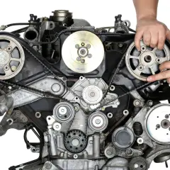 Mechanik sprawdza stan paska rozrządu. Poznaj atrakcyjną wymiana rozrządu cena i zadbaj o swój silnik.