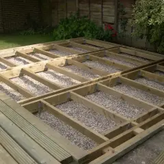 Solidne legary pod taras, z uwzględnieniem wymiarów, tworzą stabilną konstrukcję.