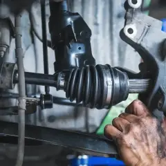 Mechanik wymienia przegub. Sprawdź wymiana przegubu cenę i umów się na wizytę w serwisie.