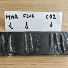 Porównanie spawania MMA, drutem samoosłonowym (FLUX) i CO2. Widać różnice w jakości spoin i obecności pęcherzy.