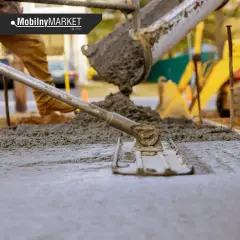 Pracownik wylewa beton, używając narzędzi do jego wyrównania. Różne rodzaje betonu wymagają specyficznych metod aplikacji.