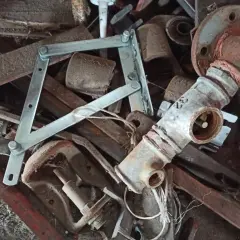Zardzewiałe rury i metalowe części, które mogą wpłynąć na cenę złomu grubego.