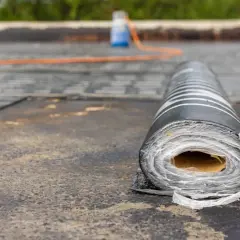 Rolka papy na dachu, gotowa do montażu. Sprawdź utylizacja papy cennik przed pracami.