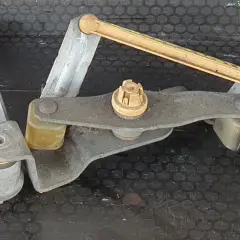 Mechanizm zmiany biegów Opla Corsy C, widok z bliska.