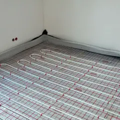 Instalacja podłogówki. Sprawdź, jaka jest podłogówka cena za m2 robocizny, zanim zaczniesz układać rury grzewcze.