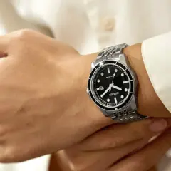 Zegarek Citizen Eco-Drive na męskim nadgarstku, na tle białej koszuli.