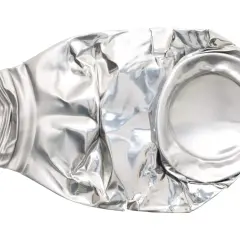 Zgnieciona puszka aluminiowa, symbolizująca cenę aluminium na złomie.