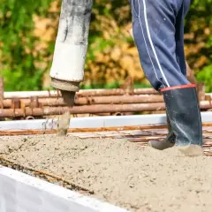 Beton c25/30 wylewany przez pompę na zbrojenie. Budowa trwa, a solidna podstawa jest kluczowa.