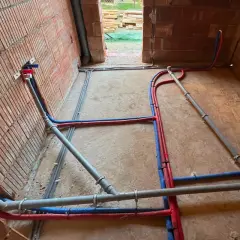 Ułożenie rur w wykopie, cennik bez materiału. Instalacja wodna i kanalizacyjna w trakcie budowy.