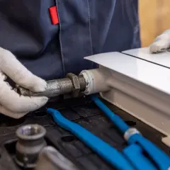 Zarobki hydraulika w Warszawie: od 7 000 do 20 000 zł i cennik