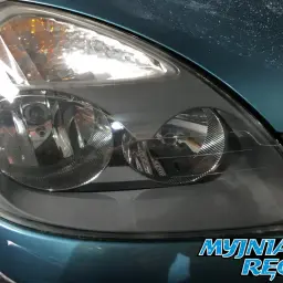 Zmatowiałe lampy samochodowe po polerowaniu wyglądają jak nowe. Dowiedz się, ile kosztuje polerowanie lamp.