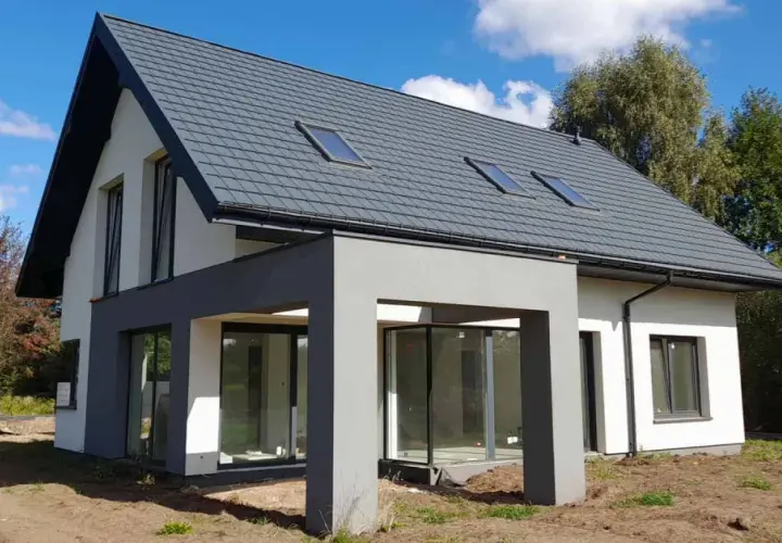 Nowoczesny dom 120 m² z szarym dachem i dużymi oknami. Zastanawiasz się, jaki koszt budowy domu 120 m²?