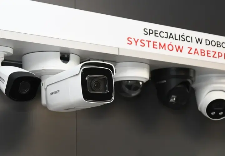 Różne kamery CCTV, od prostych po kopułkowe, prezentowane na półce. Specjaliści od systemów zabezpieczeń wiedzą, cctv co to za technologia.