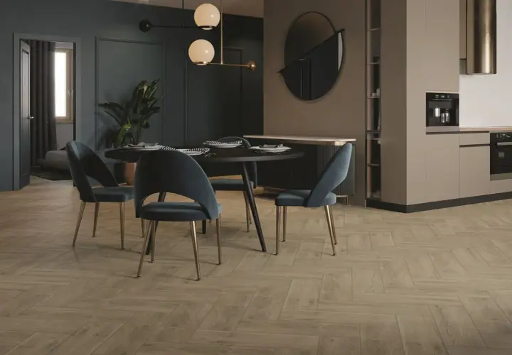 Elegancka jadalnia z granatowymi ścianami i beżową kuchnią. Drewniana podłoga w jodełkę dodaje ciepła.