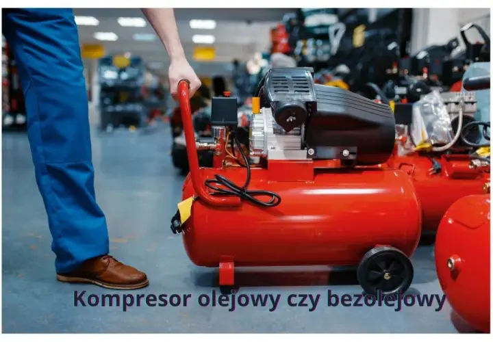 Czerwony kompresor olejowy czy bezolejowy? Mężczyzna w niebieskich spodniach przygotowuje się do pracy z urządzeniem.