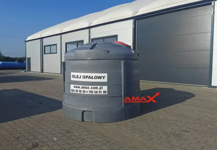 Duży zbiornik na olej opałowy przed halą magazynową. Sprawdź aktualną olej opałowy cena na amax.com.pl.