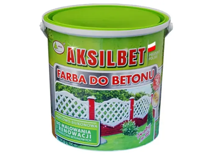 Jaka farba do betonu na zewnątrz? Pojemnik farby Aksilbet do malowania i renowacji powierzchni betonowych, z widokiem na odnowiony płotek.