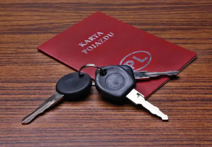 Klucze samochodowe i dowód rejestracyjny. Zastanawiasz się, ile kosztuje dorobienie klucza do samochodu z pilotem?