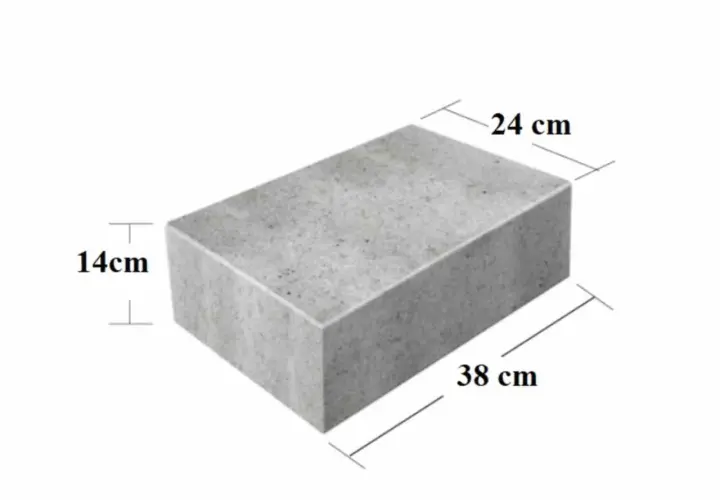 Szary bloczek betonowy o wymiarach 38x24x14 cm. Jego waga jest kluczowa przy planowaniu budowy.