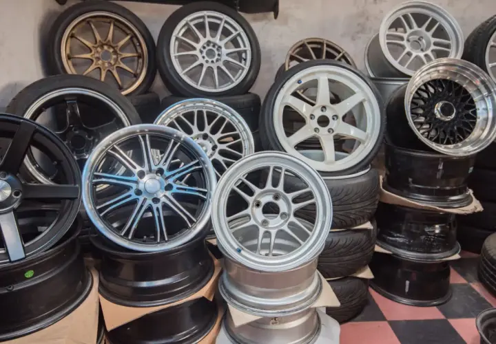 Różnorodne felgi aluminiowe czekają na renowację. Sprawdź renowacja felg aluminiowych cena i odmień swoje auto!