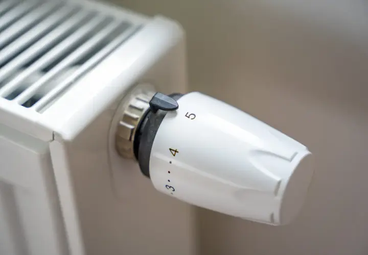 Pokrętło termostatu na grzejniku pokazuje, jak działa termostat w grzejniku, regulując temperaturę od 3 do 5.