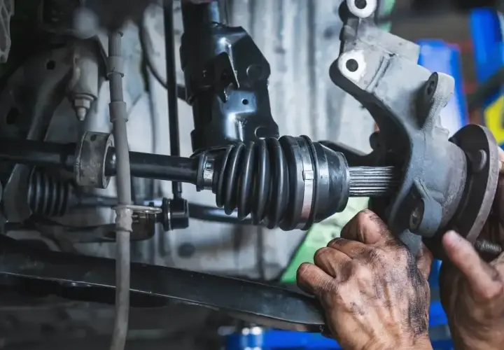 Mechanik wymienia przegub. Sprawdź wymiana przegubu cenę i umów się na wizytę w serwisie.