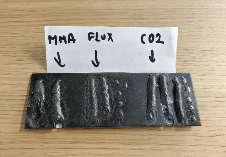 Porównanie spawania MMA, drutem samoosłonowym (FLUX) i CO2. Widać różnice w jakości spoin i obecności pęcherzy.