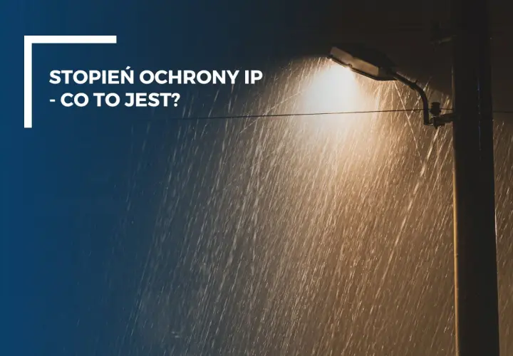 Latarnia uliczna świeci w deszczu. Tekst informuje o stopniu ochrony IP, np. IP64, który chroni przed wodą i pyłem.