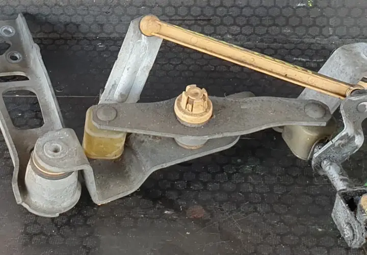 Mechanizm zmiany biegów Opla Corsy C, widok z bliska.