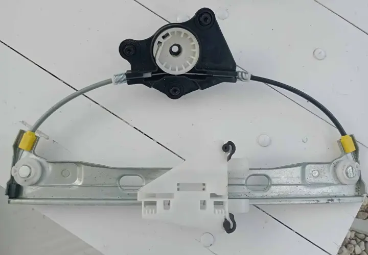 Szyba nie działa? Napraw mechanizm podnoszenia szyby! Koszty, porady