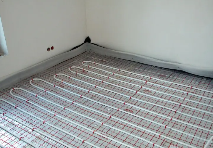 Instalacja podłogówki. Sprawdź, jaka jest podłogówka cena za m2 robocizny, zanim zaczniesz układać rury grzewcze.