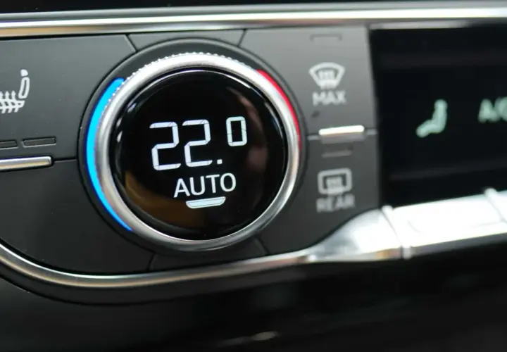 Panel klimatyzacji samochodowej z wyświetlaczem 22.0 AUTO. Zastanawiasz się, ile kosztuje nabicie klimatyzacji?