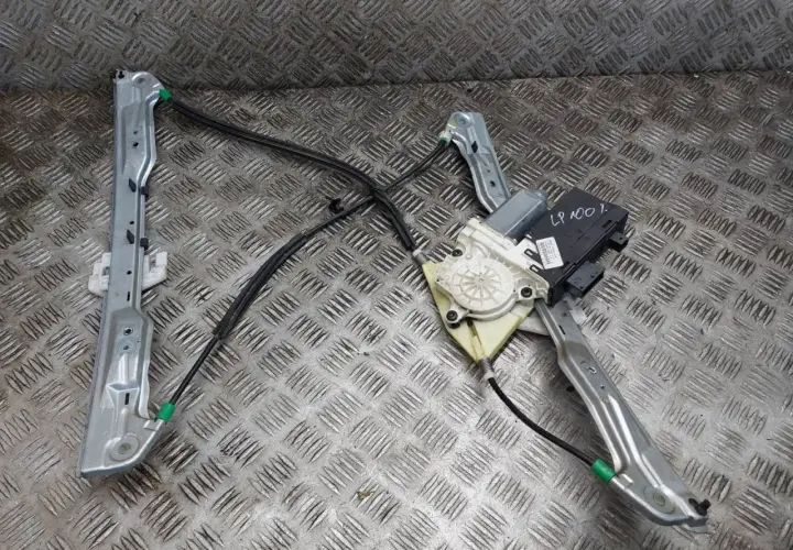 Mechanizm podnoszenia szyby samochodowej z silniczkiem.