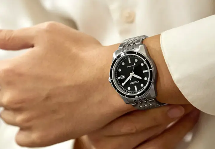 Zegarek Citizen Eco-Drive na męskim nadgarstku, na tle białej koszuli.