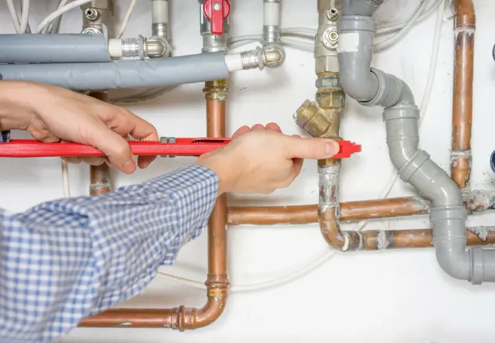 Co robi hydraulik? Pełny zakres usług i porady eksperta